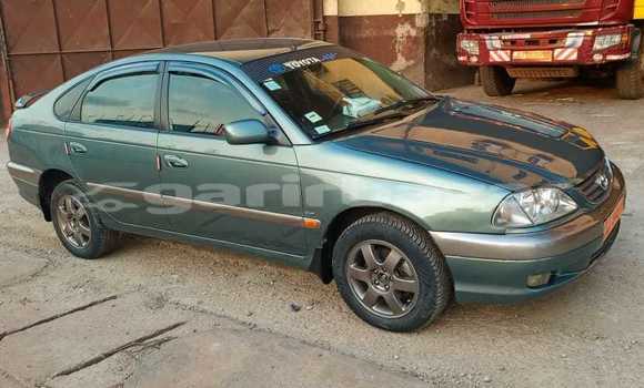 Sayi Na hannu Toyota Avensis Green Mota in Douala a Ƙasar Kamaru
