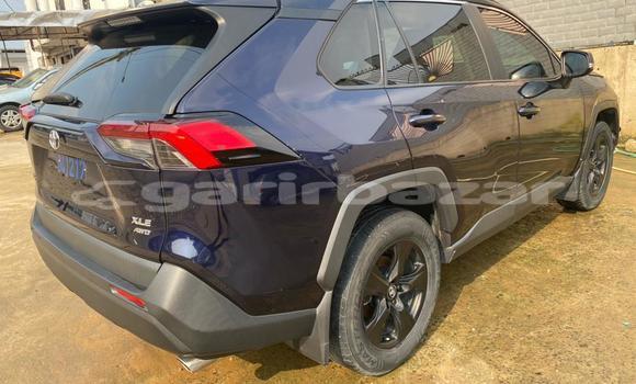 Sayi Imported Toyota RAV4 Blue Mota in Douala a Ƙasar Kamaru Sayi Imported Toyota RAV4 Blue Mota in Douala a Ƙasar Kamaru