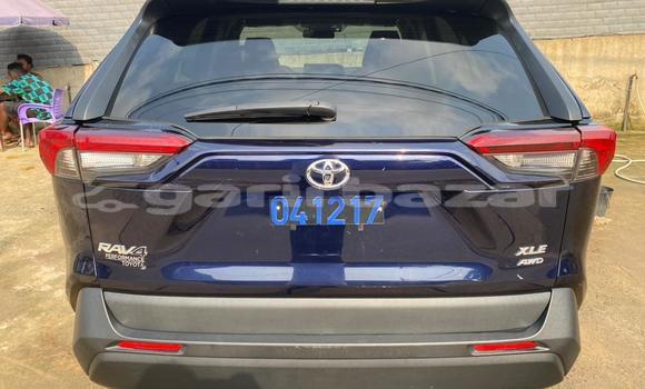 Sayi Imported Toyota RAV4 Blue Mota in Douala a Ƙasar Kamaru Sayi Imported Toyota RAV4 Blue Mota in Douala a Ƙasar Kamaru