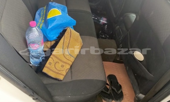 Sayi Na hannu Toyota Runx White Mota in Douala a Ƙasar Kamaru Sayi Na hannu Toyota Runx White Mota in Douala a Ƙasar Kamaru