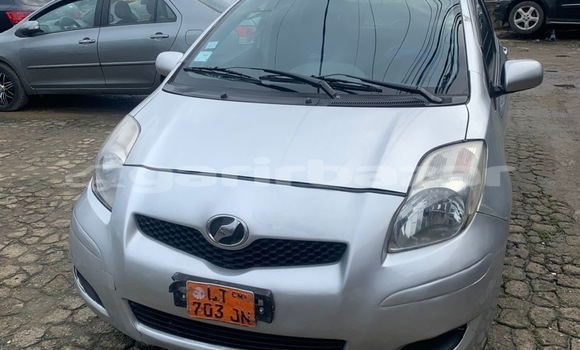 Sayi Na hannu Toyota Vitz Azurfa Mota in Douala a Ƙasar Kamaru