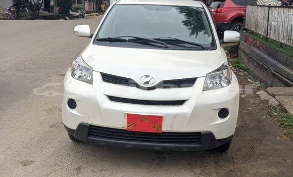 Sayi Imported Toyota IST White Mota in Douala a Ƙasar Kamaru
