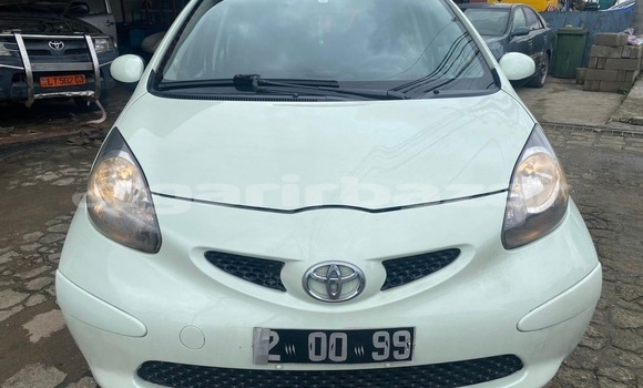 Sayi Imported Toyota Aygo White Mota in Douala a Ƙasar Kamaru