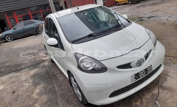 Sayi Na hannu Toyota Aygo White Mota in Douala a Ƙasar Kamaru