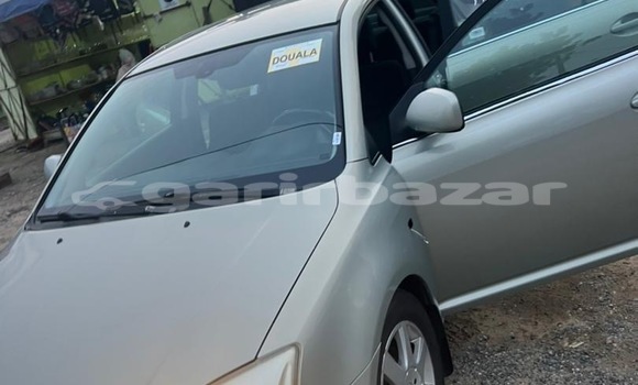 Sayi Na hannu Toyota Avensis Azurfa Mota in Douala a Ƙasar Kamaru