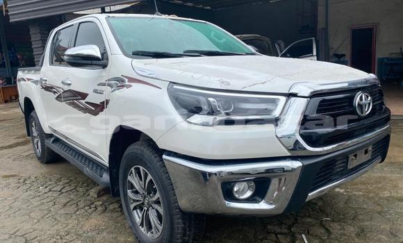 Sayi Imported Toyota Hilux White Mota in Douala a Ƙasar Kamaru