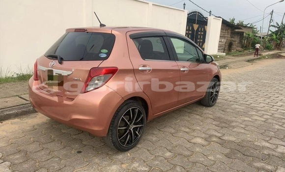 Sayi Sabo Toyota Vitz Brown Mota in Douala a Ƙasar Kamaru Sayi Sabo Toyota Vitz Brown Mota in Douala a Ƙasar Kamaru