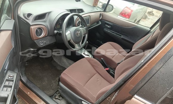 Sayi Sabo Toyota Vitz Brown Mota in Douala a Ƙasar Kamaru Sayi Sabo Toyota Vitz Brown Mota in Douala a Ƙasar Kamaru