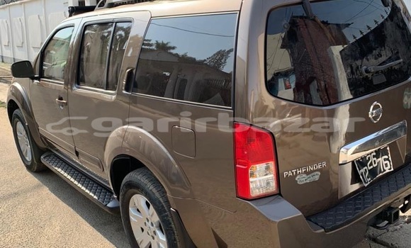 Sayi Sabo Nissan Pathfinder Brown Mota in Douala a Ƙasar Kamaru Sayi Sabo Nissan Pathfinder Brown Mota in Douala a Ƙasar Kamaru