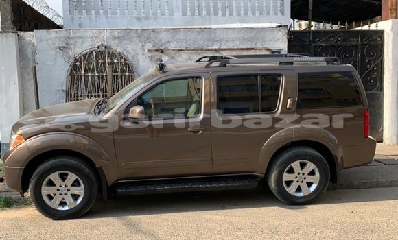 Sayi Sabo Nissan Pathfinder Brown Mota in Douala a Ƙasar Kamaru Sayi Sabo Nissan Pathfinder Brown Mota in Douala a Ƙasar Kamaru
