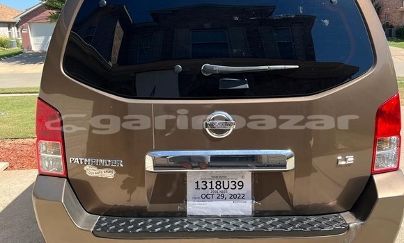 Sayi Sabo Nissan Pathfinder Brown Mota in Douala a Ƙasar Kamaru Sayi Sabo Nissan Pathfinder Brown Mota in Douala a Ƙasar Kamaru
