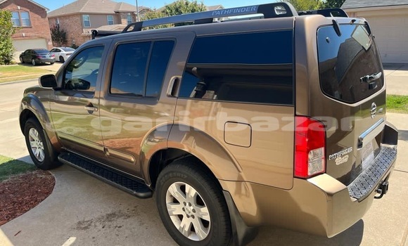 Sayi Sabo Nissan Pathfinder Brown Mota in Douala a Ƙasar Kamaru Sayi Sabo Nissan Pathfinder Brown Mota in Douala a Ƙasar Kamaru