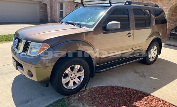 Sayi Sabo Nissan Pathfinder Brown Mota in Douala a Ƙasar Kamaru Sayi Sabo Nissan Pathfinder Brown Mota in Douala a Ƙasar Kamaru
