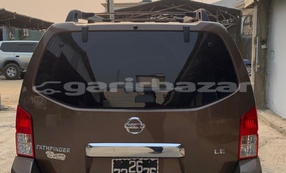 Sayi Sabo Nissan Pathfinder Brown Mota in Douala a Ƙasar Kamaru Sayi Sabo Nissan Pathfinder Brown Mota in Douala a Ƙasar Kamaru