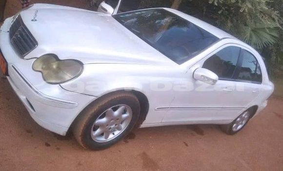 Sayi Na hannu Mercedes Viano Sauran Mota in Yaounde a Babban Kamaru