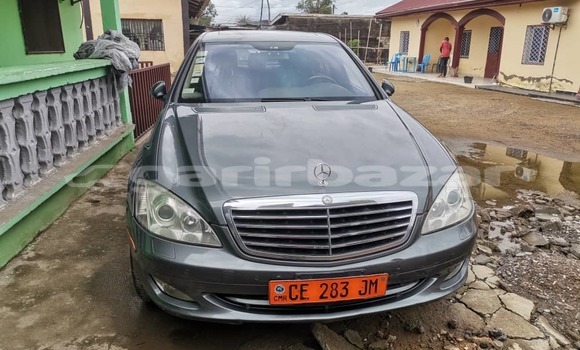 Sayi Na hannu Mercedes Viano Sauran Mota in Douala a Ƙasar Kamaru