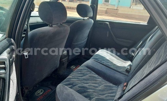 Sayi Na hannu Toyota Carina E Azurfa Mota in Yaounde a Babban Kamaru Sayi Na hannu Toyota Carina E Azurfa Mota in Yaounde a Babban Kamaru