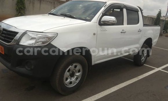 Sayi Sabo Toyota Hilux White Mota in Yaounde a Babban Kamaru Sayi Sabo Toyota Hilux White Mota in Yaounde a Babban Kamaru
