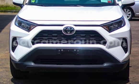 Sayi Imported Toyota RAV4 White Mota in Douala a Ƙasar Kamaru