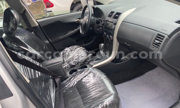 Sayi Imported Toyota Corolla Azurfa Mota in Douala a Ƙasar Kamaru Sayi Imported Toyota Corolla Azurfa Mota in Douala a Ƙasar Kamaru
