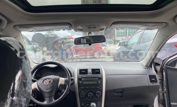 Sayi Imported Toyota Corolla Azurfa Mota in Douala a Ƙasar Kamaru Sayi Imported Toyota Corolla Azurfa Mota in Douala a Ƙasar Kamaru