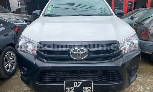 Sayi Na hannu Toyota Hilux White Mota in Douala a Ƙasar Kamaru