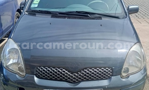 Sayi Na hannu Toyota Yaris Azurfa Mota in Douala a Ƙasar Kamaru