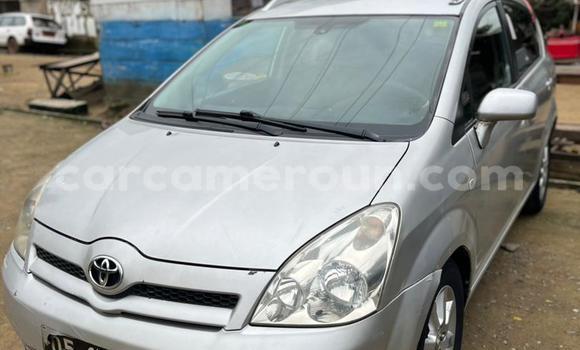 Sayi Na hannu Toyota Corolla Verso Azurfa Mota in Douala a Ƙasar Kamaru