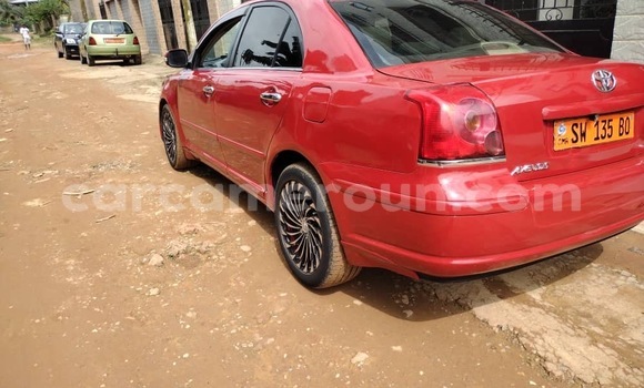 Sayi Na hannu Toyota Avensis Red Mota in Douala a Ƙasar Kamaru