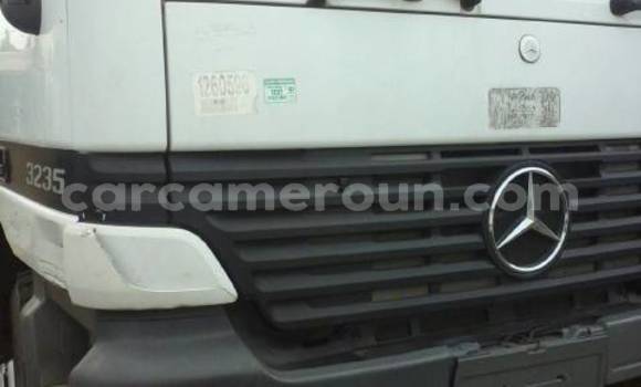 Acheter Occasion Utilitaire Mercedes‒Benz Truck Blanc à Douala au Littoral Cameroon Acheter Occasion Utilitaire Mercedes‒Benz Truck Blanc à Douala au Littoral Cameroon