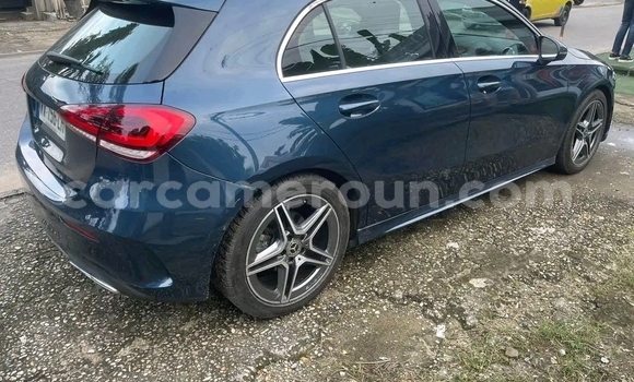 Sayi Sabo Mercedes‒Benz 250 Blue Mota in Douala a Ƙasar Kamaru