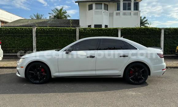 Sayi Imported Audi A4 White Mota in Douala a Ƙasar Kamaru