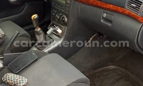 Sayi Na hannu Toyota Avensis Blue Mota in Douala a Ƙasar Kamaru