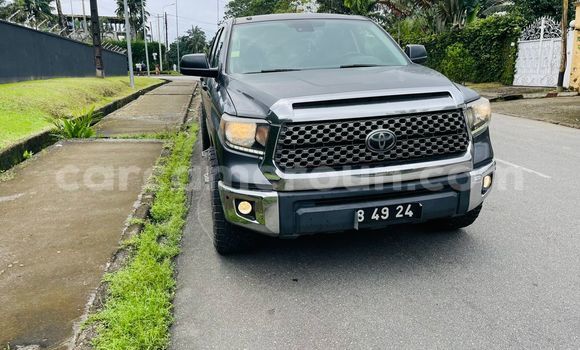 Sayi Imported Toyota Tundra Azurfa Mota in Douala a Ƙasar Kamaru