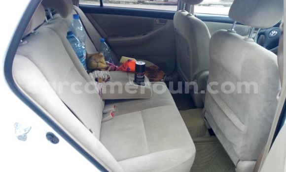 Sayi Na hannu Toyota Corolla White Mota in Douala a Ƙasar Kamaru Sayi Na hannu Toyota Corolla White Mota in Douala a Ƙasar Kamaru