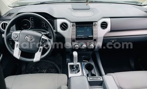 Sayi Imported Toyota Tundra Azurfa Mota in Douala a Ƙasar Kamaru Sayi Imported Toyota Tundra Azurfa Mota in Douala a Ƙasar Kamaru