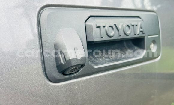 Sayi Imported Toyota Tundra Azurfa Mota in Douala a Ƙasar Kamaru Sayi Imported Toyota Tundra Azurfa Mota in Douala a Ƙasar Kamaru