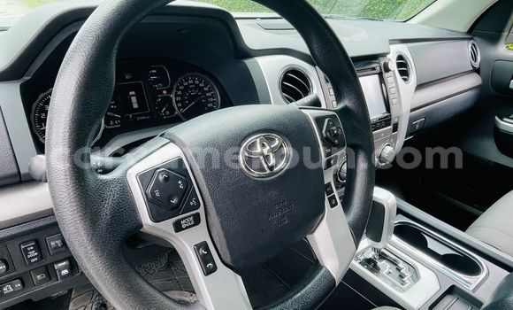 Sayi Imported Toyota Tundra Azurfa Mota in Douala a Ƙasar Kamaru Sayi Imported Toyota Tundra Azurfa Mota in Douala a Ƙasar Kamaru