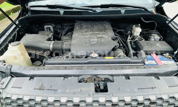 Sayi Imported Toyota Tundra Azurfa Mota in Douala a Ƙasar Kamaru Sayi Imported Toyota Tundra Azurfa Mota in Douala a Ƙasar Kamaru