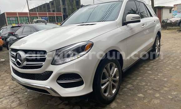 Sayi Na hannu Mercedes Viano White Mota in Douala a Ƙasar Kamaru