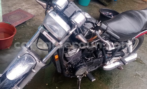 Sayi Na hannu Honda Shadow Black Motsi in Douala a Ƙasar Kamaru Sayi Na hannu Honda Shadow Black Motsi in Douala a Ƙasar Kamaru