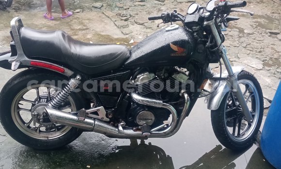 Sayi Na hannu Honda Shadow Black Motsi in Douala a Ƙasar Kamaru Sayi Na hannu Honda Shadow Black Motsi in Douala a Ƙasar Kamaru