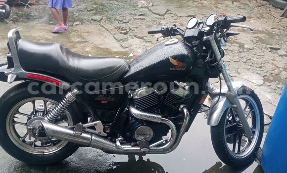 Sayi Na hannu Honda Shadow Black Motsi in Douala a Ƙasar Kamaru Sayi Na hannu Honda Shadow Black Motsi in Douala a Ƙasar Kamaru