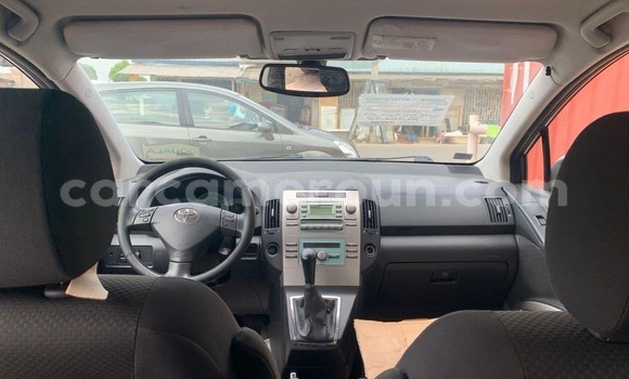 Sayi Na hannu Toyota Corolla Verso Azurfa Mota in Douala a Ƙasar Kamaru Sayi Na hannu Toyota Corolla Verso Azurfa Mota in Douala a Ƙasar Kamaru
