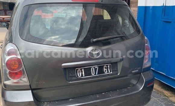 Sayi Na hannu Toyota Corolla Verso Azurfa Mota in Douala a Ƙasar Kamaru Sayi Na hannu Toyota Corolla Verso Azurfa Mota in Douala a Ƙasar Kamaru