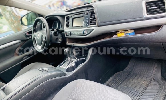 Sayi Na hannu Toyota Highlander Black Mota in Douala a Ƙasar Kamaru Sayi Na hannu Toyota Highlander Black Mota in Douala a Ƙasar Kamaru