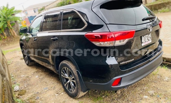 Sayi Na hannu Toyota Highlander Black Mota in Douala a Ƙasar Kamaru Sayi Na hannu Toyota Highlander Black Mota in Douala a Ƙasar Kamaru