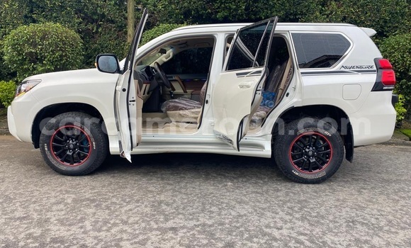 Sayi Sabo Toyota Prado White Mota in Douala a Ƙasar Kamaru Sayi Sabo Toyota Prado White Mota in Douala a Ƙasar Kamaru