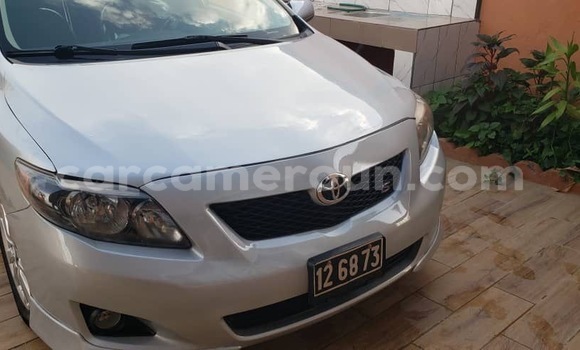 Sayi Imported Toyota Corolla Azurfa Mota in Douala a Ƙasar Kamaru Sayi Imported Toyota Corolla Azurfa Mota in Douala a Ƙasar Kamaru