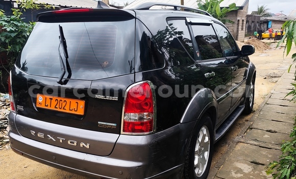 Sayi Na hannu SsangYong Rexton Black Mota in Douala a Ƙasar Kamaru